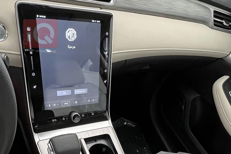 Nội thất của MG RX5 ở thị trường nước ngoài có những trang bị như ghế lái chỉnh điện 6 hướng, vô lăng 3 chấu vát đáy thể thao, tích hợp phím chức năng, bảng đồng hồ kỹ thuật số 12,3 inch, màn hình cảm ứng trung tâm 14,1 inch nằm dọc, hỗ trợ Apple CarPlay/Android Auto,...