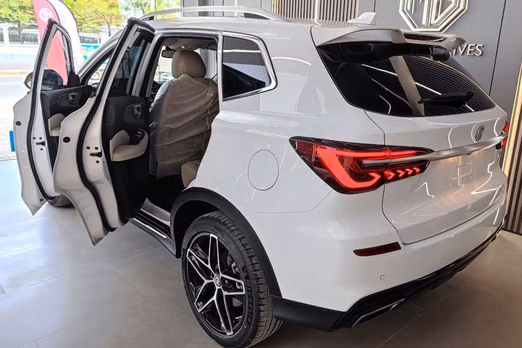 Nguồn cung cấp sức mạnh cho MG RX5 ở thị trường nước ngoài là động cơ xăng 4 xi-lanh, tăng áp, dung tích 1.5L, cho công suất tối đa 171 mã lực và mô-men xoắn cực đại 275 Nm. Động cơ đi kèm hộp số tự động ly hợp kép 7 cấp. Có một điều bất ngờ là MG RX5 không có những tính năng an toàn chủ động ADAS thường thấy trên xe Trung Quốc đời mới.