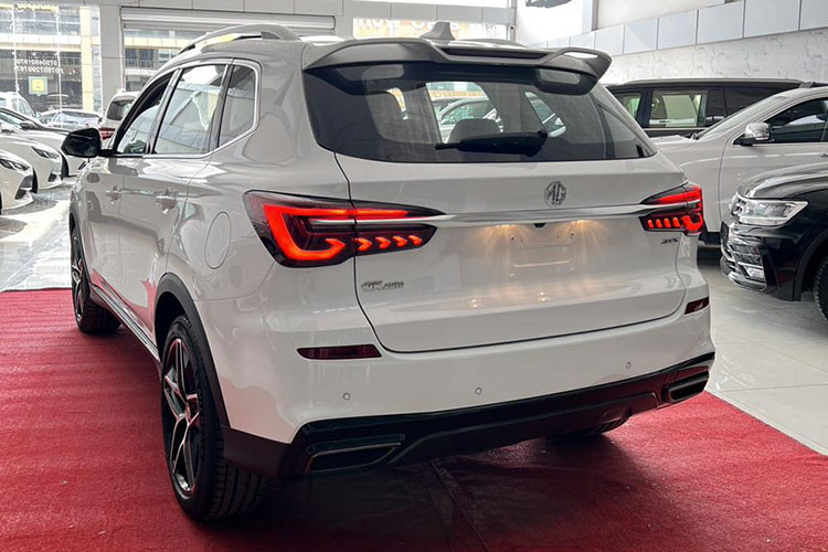 Không chỉ tên gọi mà ngay cả thiết kế ngoại thất của MG RX5 cũng có điểm gợi liên tưởng đến xe sang Lexus, đặc biệt là lưới tản nhiệt. Theo đó, mẫu xe này được trang bị lưới tản nhiệt 3D cỡ lớn, kéo dài đến hết cản trước. Trên đỉnh lưới tản nhiệt là nẹp mạ crôm kéo dài sang hai bên và ăn sâu vào bên trong đèn pha.