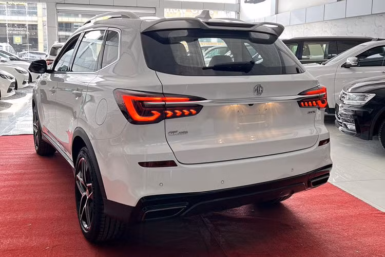 Không chỉ tên gọi mà ngay cả thiết kế ngoại thất của MG RX5 cũng có điểm gợi liên tưởng đến xe sang Lexus, đặc biệt là lưới tản nhiệt. Theo đó, mẫu xe này được trang bị lưới tản nhiệt 3D cỡ lớn, kéo dài đến hết cản trước. Trên đỉnh lưới tản nhiệt là nẹp mạ crôm kéo dài sang hai bên và ăn sâu vào bên trong đèn pha.