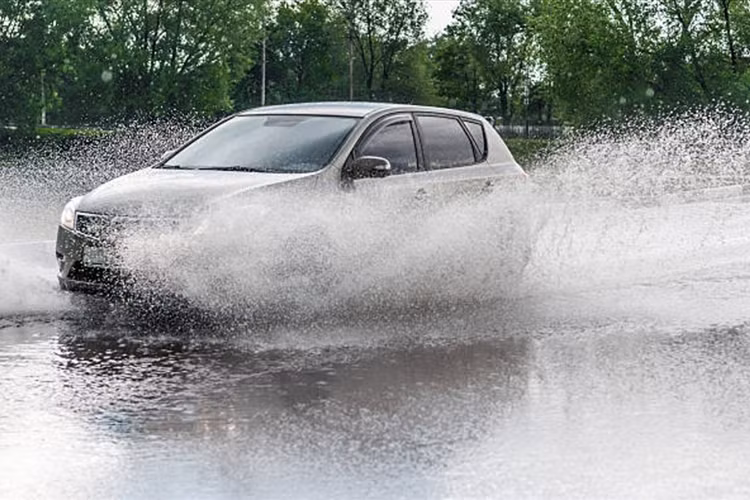 Xe oto dien di duong ngap nuoc mua mua co an toan?