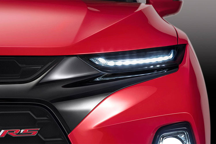 Đèn LED chạy ban ngày trên Blazer 2019 có nét riêng biệt với đèn pha HID đặt thấp, bao quanh một lưới tản nhiệt khá rộng. Thiết kế này làm nhiều người liên tưởng đến mẫu xe Hyundai SantaFe 2019 của Hàn Quốc.