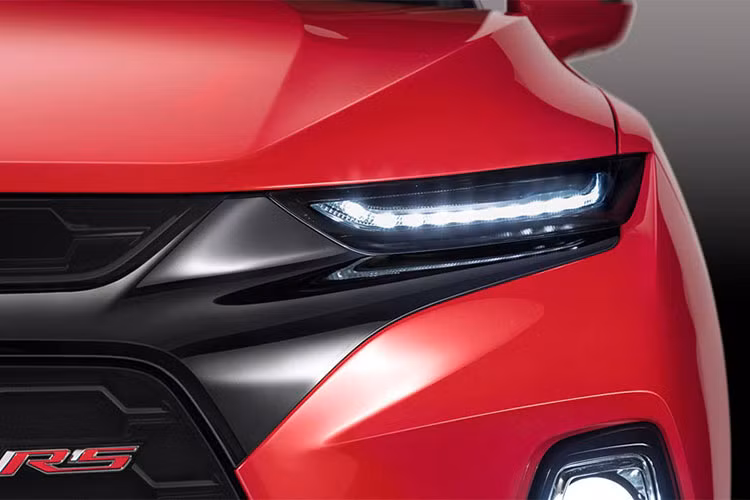 Đèn LED chạy ban ngày trên Blazer 2019 có nét riêng biệt với đèn pha HID đặt thấp, bao quanh một lưới tản nhiệt khá rộng. Thiết kế này làm nhiều người liên tưởng đến mẫu xe Hyundai SantaFe 2019 của Hàn Quốc.