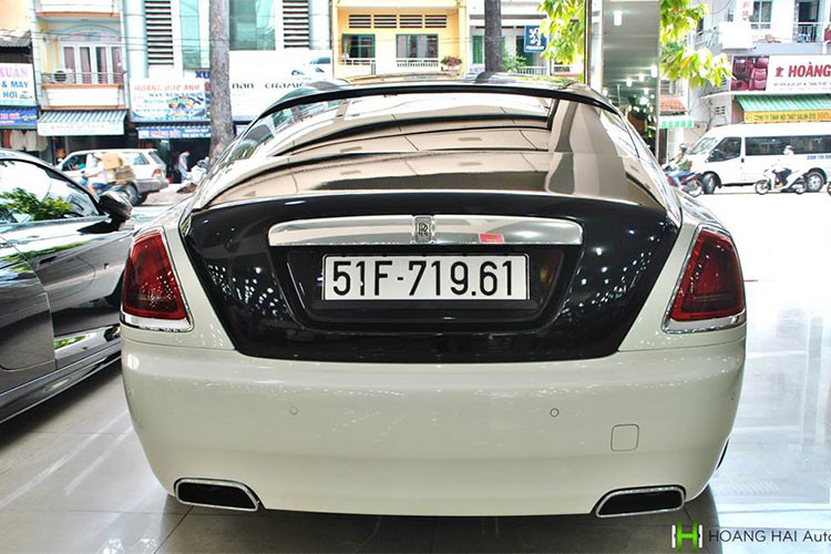 Bản thân chiếc siêu xe sang Rolls-Royce Wraith mới thay áo theo phong cách "Panda" này không phải sở hữu màu sơn trắng nguyên bản. Thay vào đó, xe nguyên bản mang màu xanh mực lúc mới được đưa về Việt Nam, tuy nhiên, khi lọt vào "mắt xanh" của ông chủ hãng cà phê Trung Nguyên đã được đem đi sơn lại thành màu trắng.