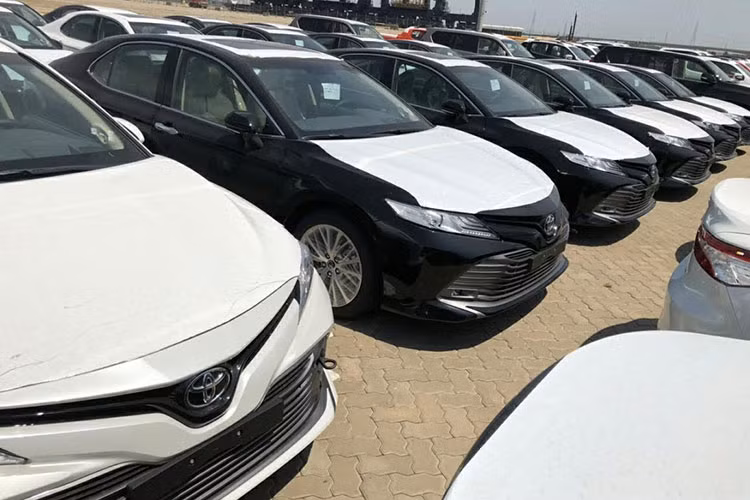 Trong tháng 4/2019 này, mẫu xe Toyota Camry 2019 nhập khẩu nguyên chiếc từ Thái Lan sẽ chính thức ra mắt thị trường Việt Nam. Tuy chưa có xác nhận thông tin về thời điểm ra mắt nhưng theo một số nhân viên kinh doanh tại các đại lý Toyota, khách hàng đặt cọc mẫu xe Toyota Camry nhập khẩu sẽ được nhận xe vào tháng 5/2019.