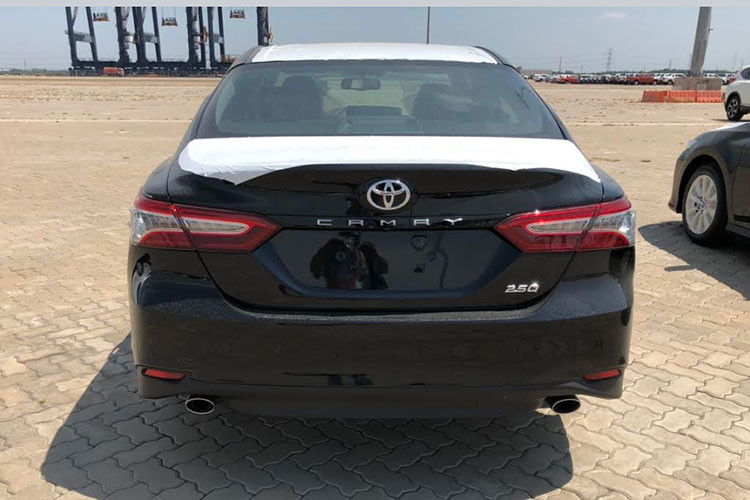 Theo tư vấn từ phía bán hàng cho biết Toyota Camry 2019 sắp bán ra tại Nam &#x8;lần này sẽ có 2 phiên bản, gồm 2.0G và 2.5Q. Giá Toyota Camry 2019 tham khảo cao nhất tại các đại lý chính hãng của Toyota có thể lên tới 1,6 tỷ đồng. Mức giá này cũng chỉ là ước tính trước ngày ra mắt.