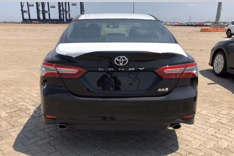Theo tư vấn từ phía bán hàng cho biết Toyota Camry 2019 sắp bán ra tại Nam lần này sẽ có 2 phiên bản, gồm 2.0G và 2.5Q. Giá Toyota Camry 2019 tham khảo cao nhất tại các đại lý chính hãng của Toyota có thể lên tới 1,6 tỷ đồng. Mức giá này cũng chỉ là ước tính trước ngày ra mắt.