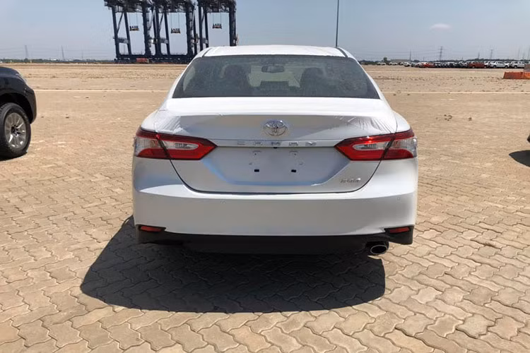 Toyota Camry 2.5Q 2019 mới về Việt Nam lần này cũng sẽ được trang bị bộ mâm đa chấu màu xám với kích thước 18 inch cùng lốp Bridgestone. Phần đuôi xe với đèn hậu dạng Led cùng thiết kế mềm mại và tinh tế.