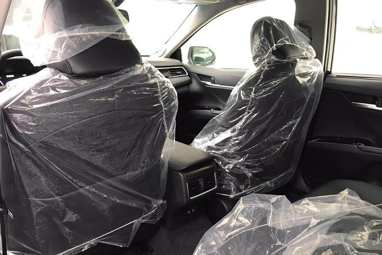 Toàn bộ các bản trang bị của Toyota Camry 2019 đều có 7 túi khí trong khi bản cao cấp có 9 túi khí. Các trang bị an toàn khác của xe còn có hệ thống cân bằng điện tử, kiểm soát lực bám đường, chống bó cứng phanh ABS, phân bổ lực phanh điện tử,... Trong khi đó, gói an toàn Toyota Safety Sense dành riêng cho bản cao cấp nhất.