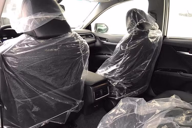 Toàn bộ các bản trang bị của Toyota Camry 2019 đều có 7 túi khí trong khi bản cao cấp có 9 túi khí. Các trang bị an toàn khác của xe còn có hệ thống cân bằng điện tử, kiểm soát lực bám đường, chống bó cứng phanh ABS, phân bổ lực phanh điện tử,... Trong khi đó, gói an toàn Toyota Safety Sense dành riêng cho bản cao cấp nhất.