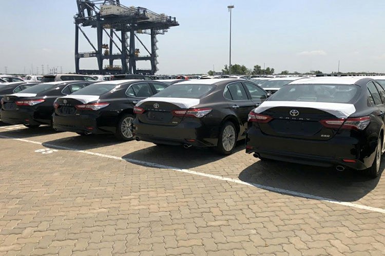Vò hồi đầu tháng 3/2019 vừa qua, lô xe Toyota Camry 2019 đầu tiên nhập được khẩu nguyên chiếc từ Thái Lan đã về Việt Nam từ với số lượng 78 chiếc với 2 kiểu loại gồm 2.0G và 2.5Q. Trong đó, Camry 2.5Q là 72 xe và phiên bản 2.0G là 6 xe. Tiếp sau lô đầu tiên, lô Camry 2019 thứ 2 tiếp tục về nước với số lượng hơn 200 chiếc, cập cảng tại TP HCM.