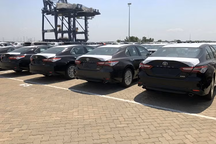 Vò hồi đầu tháng 3/2019 vừa qua, lô xe Toyota Camry 2019 đầu tiên nhập được khẩu nguyên chiếc từ Thái Lan đã về Việt Nam từ với số lượng 78 chiếc với 2 kiểu loại gồm 2.0G và 2.5Q. Trong đó, Camry 2.5Q là 72 xe và phiên bản 2.0G là 6 xe. Tiếp sau lô đầu tiên, lô Camry 2019 thứ 2 tiếp tục về nước với số lượng hơn 200 chiếc, cập cảng tại TP HCM.