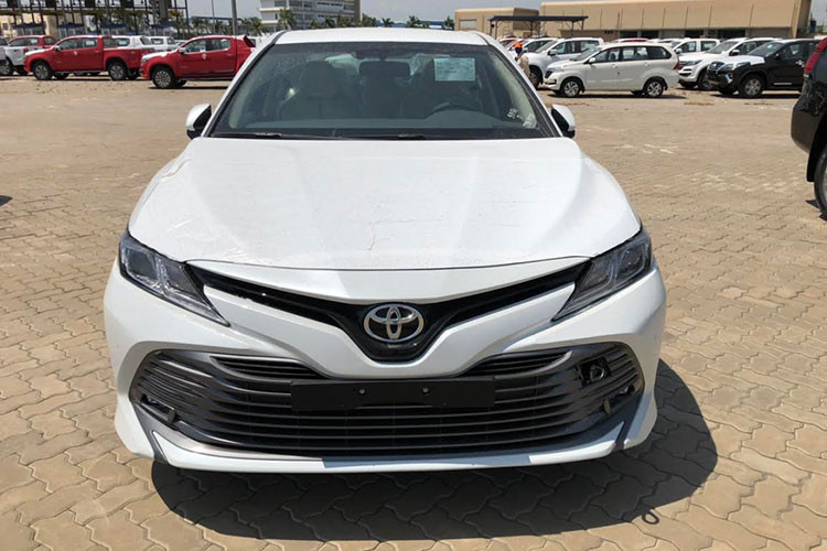 Theo quan sát, mẫu xe sedan Toyota Camry 2019 phiên bản 2.5Q khi về đến thị trường Việt Nam cũng sẽ được trang bị cửa sổ trời. Đây là điểm đặc biệt so với các phiên bản lắp ráp đang bán ra tại thị trường Việt Nam.