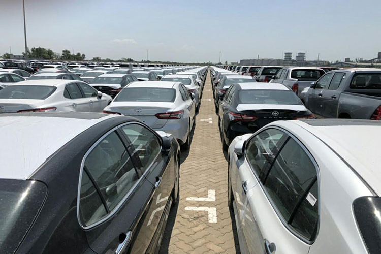 Như để dọn đường cho việc bán Toyota Camry hoàn toàn mới, nhiều đại lý đang thực hiện ưu đãi giảm giá xe Toyota Camry lắp ráp đang bán hiện nay. Tại các đại lý Toyota chính hãng ơ Hà Nội, phiên bản Camry lắp ráp trong nước đời 2018 được giảm giá 55 triệu đồng cho phiên bản 2.0E và 65 triệu đồng bản 2.5G. Riêng phiên bản 2.5Q đã hết hàng.