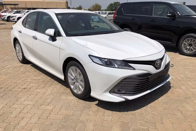 Về thiết kế, Toyota Camry 2019 sở hữu phong cách thiết kế mang tính "lột xác" so với phiên bản hiện hành. Phần đầu xe với lưới tản nhiệt hình chữ X cỡ lớn kết hợp cùng hệ thống đèn chiếu sáng công nghệ mới Hi-LED.