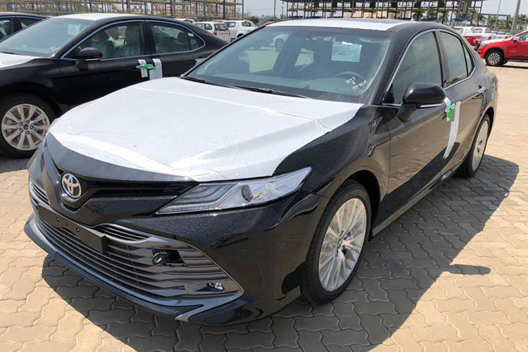 Toyota Camry là mẫu sedan cỡ D bán chạy nhất tại Việt Nam hiện nay, bỏ xa về mặt doanh số so với các đối thủ như Mazda6, Kia Optima hay Honda Accord. Trong năm 2018, Toyota Camry bán ra 4.508 xe. Hiện tại, Camry đang được bán tại Việt Nam gồm 3 phiên bản 2.0E, 2.5G và 2.5Q tương ứng với mức giá từ 997 triệu đến 1,302 tỷ đồng.
