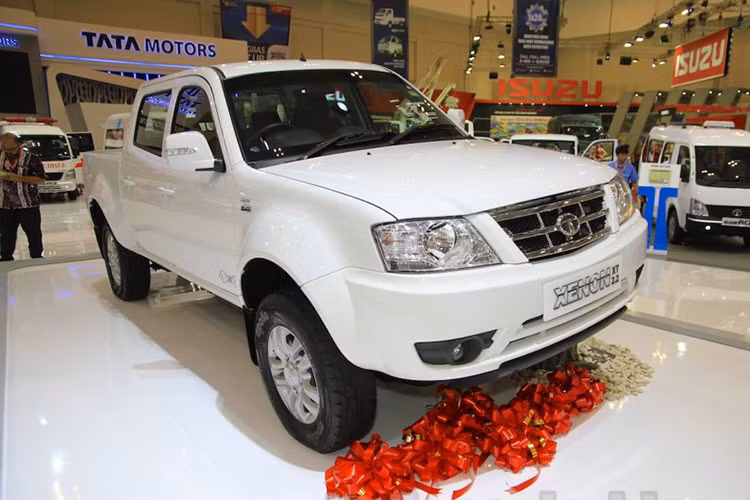 Trước mắt Tata Motors sẽ chỉ bán ra tại thị trường Ấn Độ, với giá bán 605.000 Rupee (khoảng 202 triệu đồng) cho bản cabin đơn và 619.000 Rupee ( khoảng 207 triệu đông) cho bản cabin kép, mẫu xe bán tải Xenon Yodha của Tata có cả bản dẫn động một cầu và hai cầu.