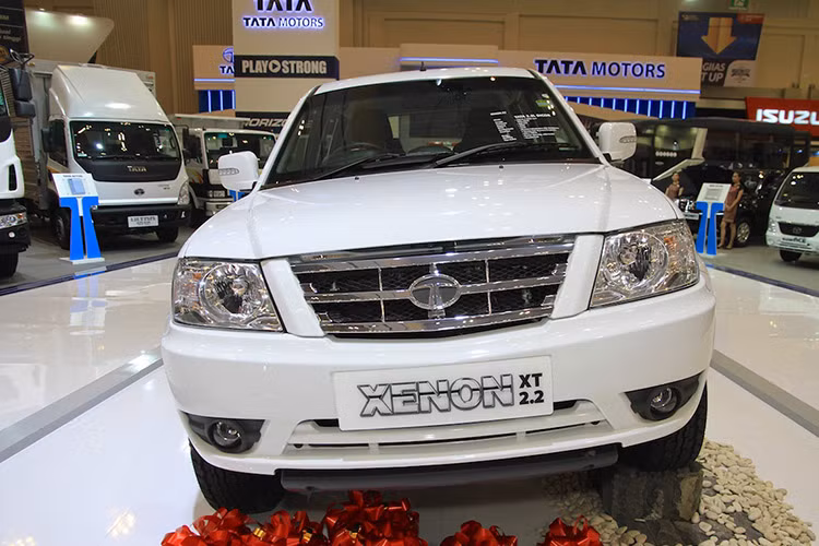 Ngay từ cái nhièn đầu tiên, có thể thấy chiếc xe bán tải Xenon Yodha 2017 được thiết kế khá đơn giản với nắp ca pô vuốt dài với hai đường viền tạo dáng. cản trước được thiết kế dạng nhựa màu trắng bao quanh phần đầu của xe. Gương xe tích hợp đèn báo rẽ.