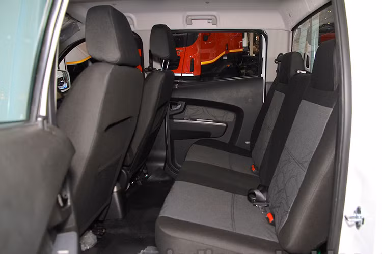 Hệ thống ghế ngồi phía sau thiết kế khá đẹp mắt với hai chỗ đủ dùng cho người lớn và một chỗ ngồi cho trẻ em. Ngoài ra, trên Xenon Yodha còn được trang bị an toàn với túi khí kép phía trước.