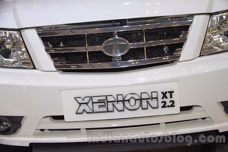 Cụm lưới tản nhiệt được thiết kế dạng hình thang với 3 thanh ngang được mạ crom sáng bóng, chính giữ là logo của thương hiệu Tata Motors. Hai bên và hút gió dạng thanh ngang phía dưới gầm của xe được nẹp bằng nhựa trắng đơn giản giống như màu ngoại thất.