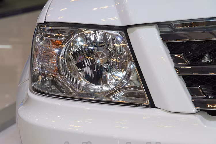 Xe sử dụng đèn chiếu sáng halogen, dạng đèn pha phổ biến nhất hiện nay trong ngành công nghiệp ôtô với ưu điểm là đơn giản và chi phí rẻ. Phía dưới là đèn chiếu gầm, với ốp nhựa màu đen bảo vệ ẩn sâu vào bên trong.