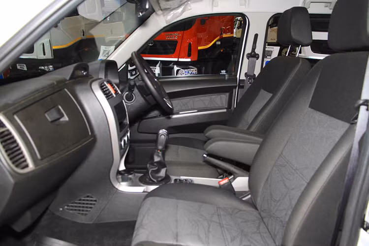 Bên trong nội thất của Xenon Yodha được thiết kế khá đơn giản nhưng phù hợp với đa số người tiêu dùng hiện nay với ghế ngồi bọc nỉ, các chi tiết ốp nội thất dạng nhựa, hai ghế phía trước có thêm gác tay... Một số chi tiết như ốp cửa, táp lô được mạ ghi sáng khá bắt mắt.