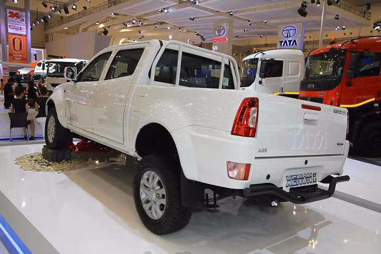 Về tổng thể, thiết kế của chiếc bán tải Tata Xenon Yodha khá đơn giản nhưng đẹp mắt. Thùng xe phía saucos thêm thanh chắn phía kính sau ngăn cabin, theo công bố của nhà sản xuất thì xe có thể chở được 1.250 kg.