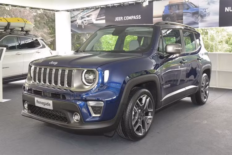 Ngoài ra, Jeep Renegade 2019 bản số sàn sẽ không có hệ thống kiểm soát lực bám đường theo địa hình. Dự kiến, Jeep Renegade 2019 sẽ được tung ra thị trường vào cuối năm nay như đối thủ của Renault Duster, Honda HR-V, Toyota C-HR hay Ford EcoSport. Hiện giá bán Jeep Renegade 2019 chưa được công bố.