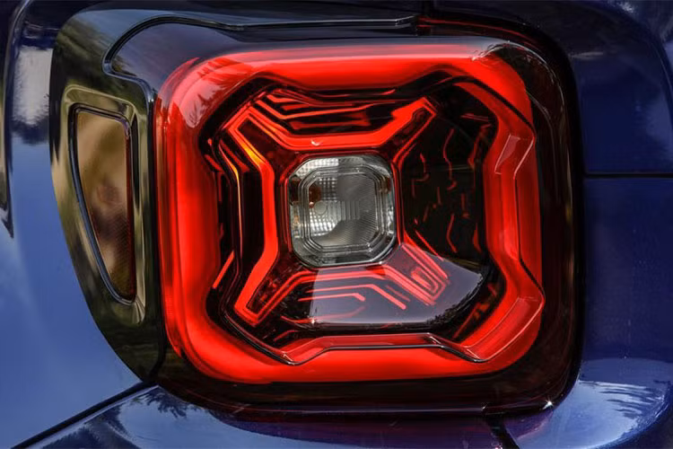 Trong khi đó, thiết kế sườn xe của chiếc Jeep Renegade phiên bản 2019 này không có gì khác so với phiên bản từng ra mắt trước đây. Hãng Jeep chỉ thay đổi thiết kế của bộ vành sang loại hợp kim 5 chấu mới.