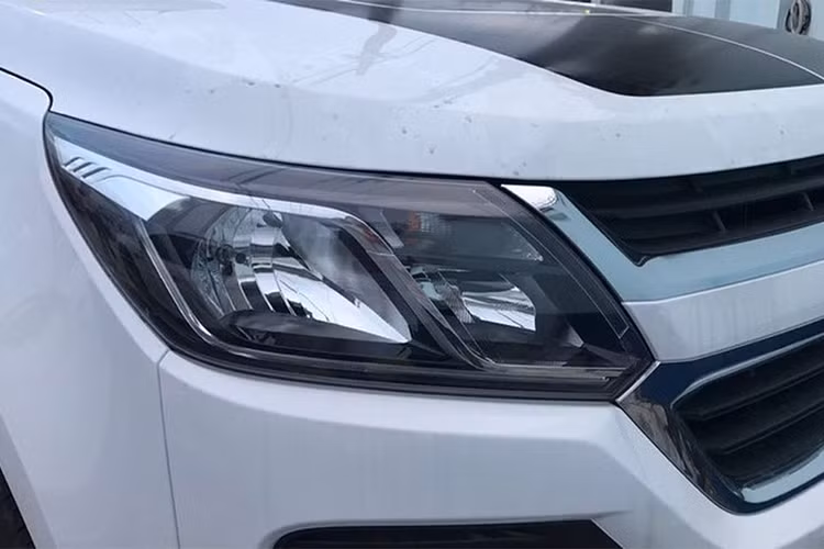 Về ngoại thất, Trailblazer sở hữu DNA của thiết kế Chevrolet, với những đường nét góc cạnh, toát lên vẻ khỏe khoắn dẻo dai một cách tinh tế, làm nổi bật lên khả năng chinh phục mọi địa hình. Đáng chú ý nhất trong khắc họa thiết kế ngoại thất phải kể đến lưới tản nhiệt hai tầng đặc trưng, cản trước và cụm đèn pha tích hợp đèn chiếu sang ban ngày LED.