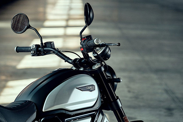 Bình xăng tiêu chuẩn của xe có dung tích 15 lít, chiều cao yên ở mức 810 mm khá hợp lý, xe có trọng lượng ướt ở mức 206 kg. Các trang bị tiêu chuẩn khác của xe có thể kể đến hệ thống treo gồm phuộc trước hành trình ngược và giảm xóc lò xo trụ đơn sau, đi kèm là bộ vành đúc 17 inch. 