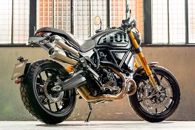 Theo đó, mẫu xe môtô Ducati Scrambler 1100 Dark Pro sẽ có dàn áo màu đen nhám kêt shợp với xám nhám, có tên gọi là Dark Stealth. Trong đó, chi tiết màu đen duy nhất chính là bình xăng, trong khi đó ốp bình xăng, ốp che đầu xylanh, két nước và cổ pô đều có màu xám nhám.