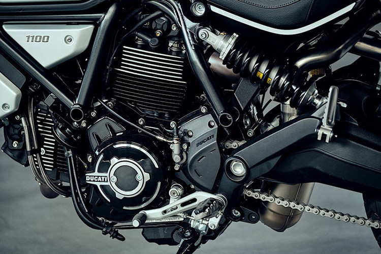 Hãm lại sức mạnh của xe là hệ thống phanh đĩa đôi ở trước và đĩa đơn phía sau đi kèm kẹp phanh Brembo cao cấp. Hệ thống ống xả có thiết lập 2-1-2, mang đến hai lon ống xả được vắt cao một bên yên xe.