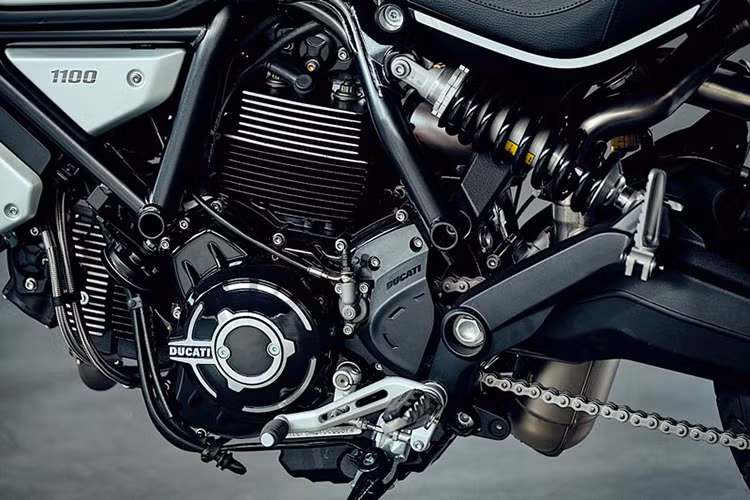 Hãm lại sức mạnh của xe là hệ thống phanh đĩa đôi ở trước và đĩa đơn phía sau đi kèm kẹp phanh Brembo cao cấp. Hệ thống ống xả có thiết lập 2-1-2, mang đến hai lon ống xả được vắt cao một bên yên xe.