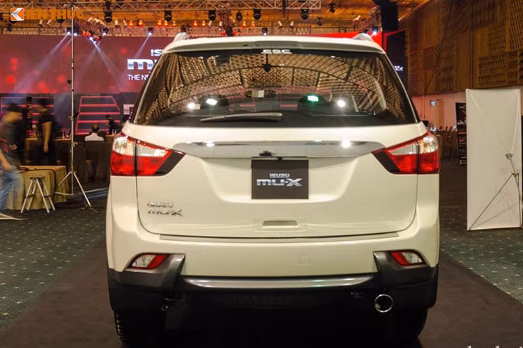 Ngoại thất xe còn được trang bị những tiện ích như giá nóc, đuôi gió sau tích hợp đèn phanh thứ ba ở trên cao, hay bậc lên xuống tiện dụng. Đuôi xe mạnh mẽ với thiết kế rộng cùng cụm đèn hậu thiết kế mới vuốt ngược lên phía trên, đi kèm với đó là đèn chiếu sang gầm, ống xả mạ crom...