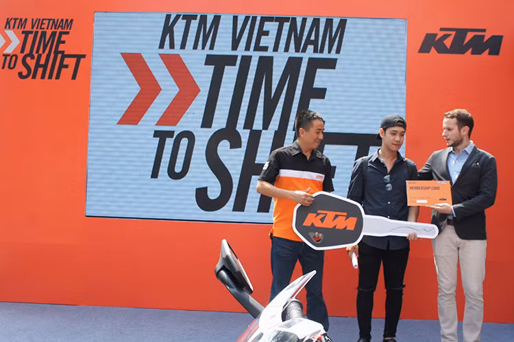 Nhân dịp khai trương, KTM SAPA còn khuyến mãi đối với các khách hàng sở hữu dòng xe KTM không phải chính hãng với chương trình nạp code chính hãng miễn phí và bảo hành từ KTM. Tuy nhiên chương trình chỉ áp dụng cho các dòng KTM mua từ tháng 1/2016 tới hiện tại.