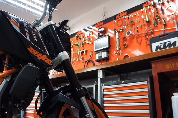 Theo đại diện KTM Việt Nam cho biết, đội ngũ kỹ thuật viên và chuyên gia kỹ thuật ở các đại lý của hãng xe này tại thị trường Việt Nam đều được đào bài bản trực tiếp bởi KTM tại Áo và đã được cấp chứng chỉ Orange.