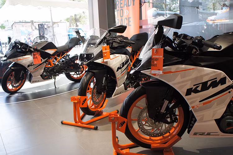 Showroom chính hãng của KTM VIETNAM tại Hà Nội sẽ chịu trách nhiệm kinh doanh và bảo hành các dòng sản phẩm đa dạng như 200 Duke, 250 Duke, 390 Duke, RC390 cho đến những siêu xe đường trường và thể thao như 1290 Super Adventure, 1290 Super Duke GT...