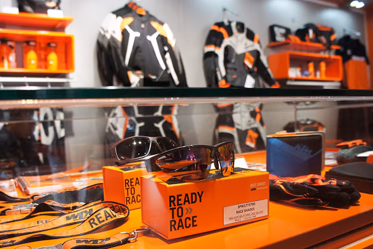 Ngoài các dòng sản phẩm xe môtô, tại KTM SAPA còn phân phối phụ tùng, phụ kiện và thời trang chính hãng từ KTM Sportmotorcycle GmbH.