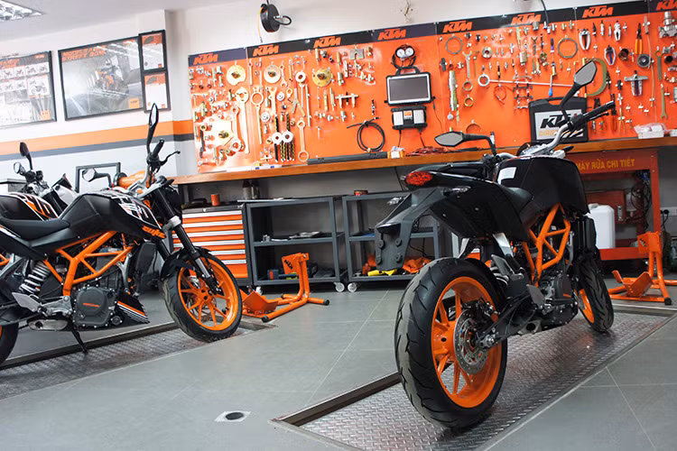 Khu vực bảo hành, bảo trì của KTM tại Hà Nội được thiết kế hài hoà với không gian chung, được đầu tư những trang thiết bị hiện đại nhập khẩu từ Áo như cầu nâng, máy chẩn đoán, bàn test Dyn…
