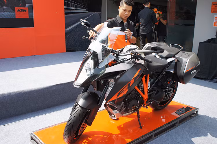 Lễ khai trương showroom KTM VIETNAM tại Hà Nội và TP HCM không chỉ là sự hiện thực hóa cho thông điệp của KTM “Time to shift”, mà còn là thời khắc để thay đổi và thỏa thuận hợp tác giữa KTM Sportmotorcycle GmbH và KTM VIETNAM có hiệu lực từ tháng 04/2016.