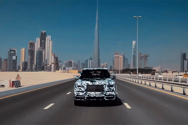 Ngoài ra, SUV Cullinan hoàn toàn mới này cũng sẽ chia sẻ động cơ V12 dung tích 6.75L từ siêu sang Phantom VII nhưng được tùy chỉnh cho công suất khoảng 600 mã lực và mô-men xoắn cực đại 900Nm, sức mạnh được truyền xuống bốn bánh (AWD) qua hộp số tự động 8 cấp.