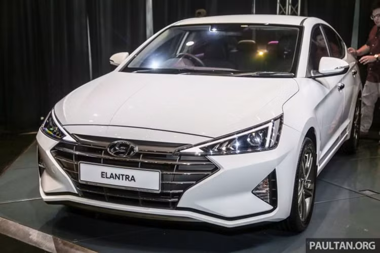 Sau khi ra mắt tại thị trường Malaysia, các khách hàng khi sắm mẫu sedan hạng C - Hyundai Elantra 2019 sẽ có thể lựa chọn 5 màu ngoại thất gồm: Polar White, Fluid Metal, Fiery Red, Teal Blue và Phantom Black.