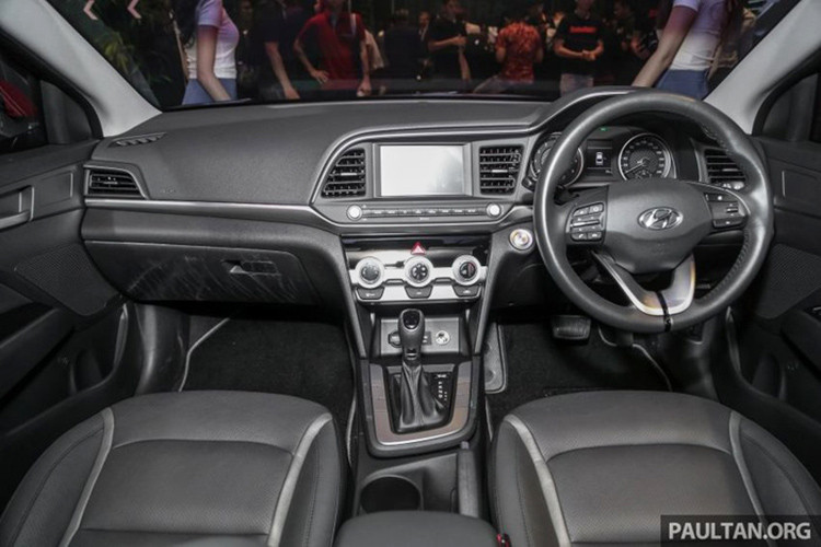Về nội thất, bố cục tổng thể các chi tiết trên xe không có sự thay đổi nhiều, nhưng một vài chi tiết đã được điều chỉnh. Ví dụ như xuất hiện thêm các điểm nhấn màu bạc để làm sinh động hơn cho khu vực bảng điều khiển, cần số nhẹ hơn và hệ thống điều hoà tinh chỉnh. 
