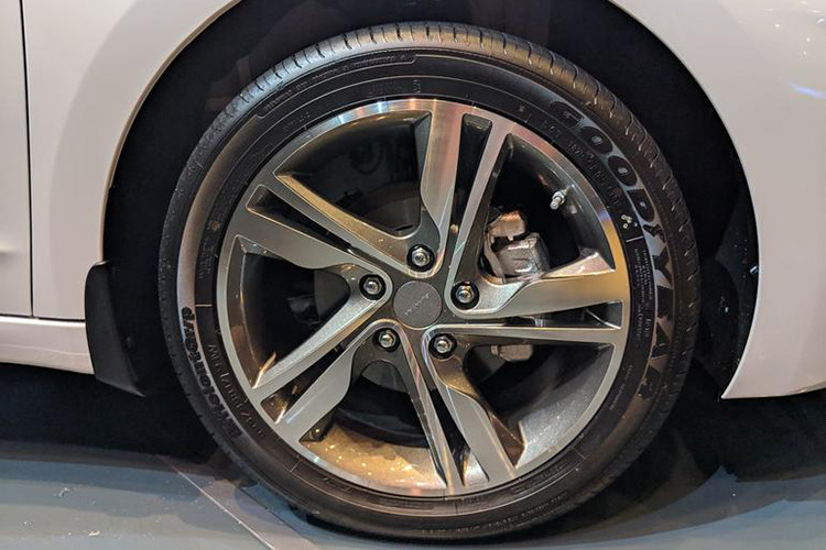 Bên sườn Hyundai Elantra bản nâng cấp 2019 được trang bị 3 loại vành la-zăng hợp kim được thiết kế dạng 5 chấu kép với đường kính 16 và 17 inch há ấn tượng, tùy phiên bản đi kèm lốp kích cỡ 225/45.
