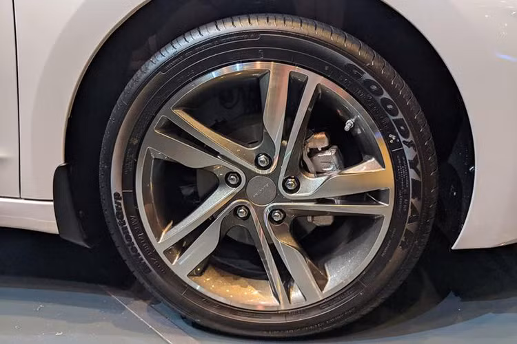 Bên sườn Hyundai Elantra bản nâng cấp 2019 được trang bị 3 loại vành la-zăng hợp kim được thiết kế dạng 5 chấu kép với đường kính 16 và 17 inch há ấn tượng, tùy phiên bản đi kèm lốp kích cỡ 225/45.