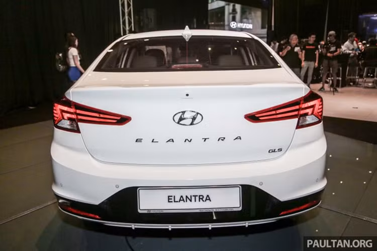 Ở phía sau, Elantra 2019 cũng có nhiều thay đổi so với bản trước đó. Xe sở hữu cụm đèn hậu dạng LED được thiết kế hình tia sét chạy song song vô cùng độc đáo đối xứng ở 2 bên. Cụm đèn hậu cũng được kéo dài đến gần vị trí trung tâm, nơi dòng chữ Elantra và biểu tượng Hyundai được mạ crôm sáng bóng đặt ở chính giữa đuôi xe.
