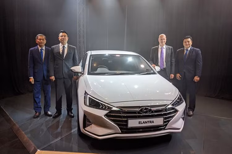Lần đầu tiên ra mắt tại thị trường Mỹ vào tháng 8/2018, Hyundai Elantra 2019 mới dành cho Đông Nam Á - cụ thể là thị trường Malaysia cũng sở hữu thiết kế thay đổi từ ngoài vào trong dù chỉ là phiên bản nâng cấp. Đáng chú ý nhất là sự thay đổi lớn ở diện mạo ngoại thất của xe.
