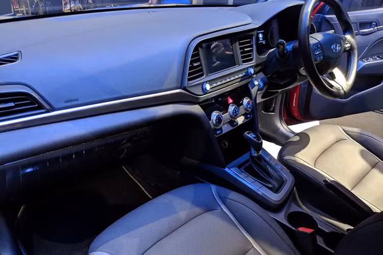 Danh sách các trang bị tiêu chuẩn trên 2.0L Executive bao gồm: vô-lăng bọc da, màn hình công cụ đa thông tin LCD-LCD 3,5 inch, hệ thống thông tin giải trí màn hình cảm ứng 7 inch (có hỗ trợ Android Auto và Apple CarPlay), khởi động không cần chìa khóa và camera chiếu hậu.