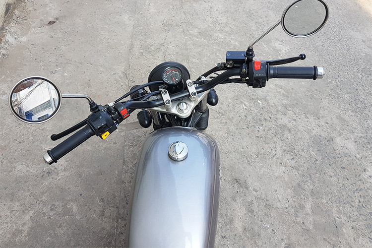 Trên chiếc Honda CB 125T độ tracker này, bình xăng xe đã được gò thủ công bằng tay thay thế kiểu dáng nguyên bản. Cặp gương hoài cổ, đồng hồ đo tốc độ cỡ nhỏ đơn giản được chăm chút kỹ lưỡng cũng giúp cho chiếc xe mang một phong cách hoàn toàn khác lạ.